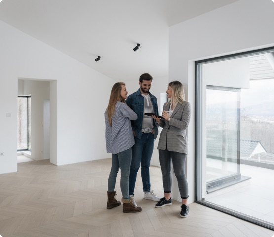 2 people speak to agent about renting an apartment.