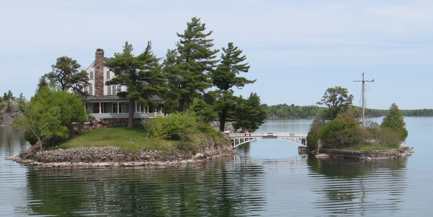 Cottage on a piece of land by the water